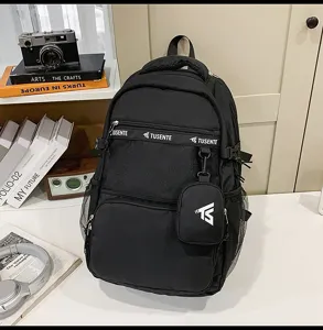 Detailansicht eines schwarzen Vintage Schulrucksacks mit großem Fassungsvermögen
