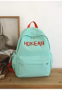Vue détaillée d'un sac à dos d'école léger vert menthe avec broderie de lettres HDKEAN