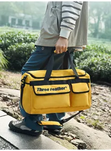Detail der gelben Outdoor-Reisetasche mit Trocken-Nass-Trennung für Fitness