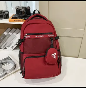 Detailansicht des roten College-Rucksacks mit Netztasche und TUSENTE-Branding auf weiß