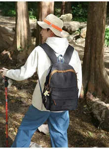 Vue détaillée de l'arrière d'un grand sac à dos à carreaux dans une forêt sauvage