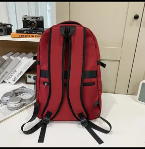 Detailansicht der Rückseite eines roten Campus-Rucksacks mit verstellbaren Trägern