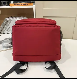 Detailansicht der Rückseite eines dunkelroten Rucksacks im akademischen Stil mit Netz