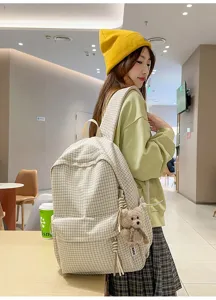 Sac à dos d'école à carreaux beige élégant pour étudiants avec un joli pendentif en peluche