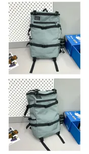 Grijze outdoor reisrugzak met grote capaciteit, gezien van de voor- en zijkant.