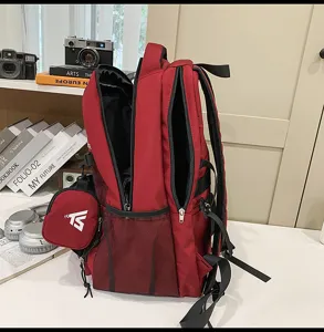 Nahaufnahme eines roten Rucksacks im College-Stil mit Netztaschen und kleiner Tasche