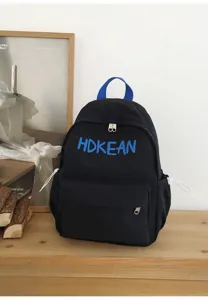 Détail du sac à dos léger noir pour étudiant avec broderie de lettres bleues
