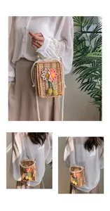 Vue détaillée du sac en paille tressée avec fleurs et bandoulière en perles élégantes