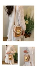 Vue détaillée du sac carré en rotin tissé avec des fleurs et une chaîne de perles