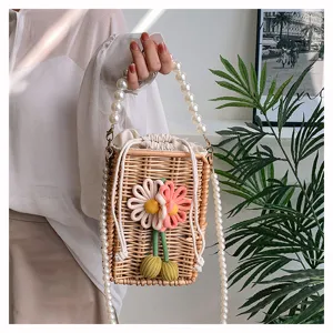 Sac carré en paille tissée à la main avec fleurs 3D et élégante bandoulière en perles