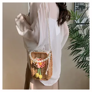 Petit sac carré en rotin tressé avec décor floral et bandoulière en perles sur modèle