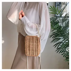 Sac carré en osier tressé à la main avec chaîne en perles fantaisie sur modèle