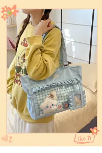 Süße hellblaue Ita-Tasche mit Rüschen und transparentem Sichtfenster für Anstecker