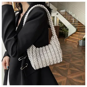 Exquisite handgewebte Kunstperlen-Tasche für Damen, präsentiert von einem eleganten Modell