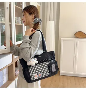 Nahaufnahme einer stylischen schwarzen Ita-Tasche mit transparentem Gitterfenster