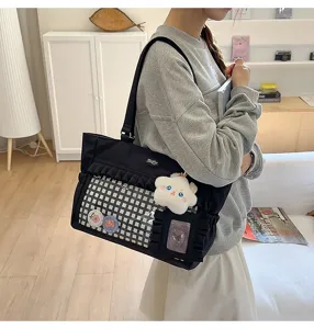 Stilvolle schwarze Ita-Tasche mit transparentem Sichtfenster, Rüschen und weißem Wolkenanhänger.