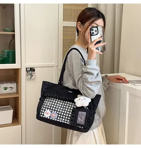 Elegante schwarze Ita-Tasche mit transparentem Gitterfenster im Lifestyle-Spiegel-Selfie