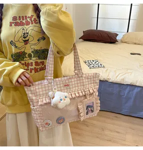 Detailansicht der rosa karierten Ita-Tasche mit Rüschen und transparentem Fenster
