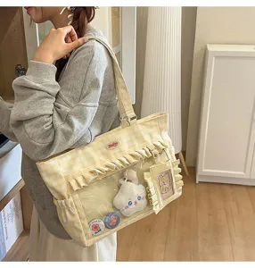 Gelbe Gingham Ita-Tasche mit klarem Sichtfenster, gestylt in einem gemütlichen Raum