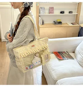 Gelbe Gingham Ita-Tasche mit Rüschen und transparentem Sichtfenster Detail