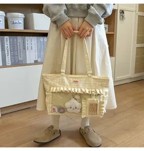 Detail der gelben karierten Tragetasche mit transparenter Frontplatte für Zubehör