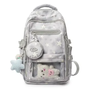 Zaino grigio con stelle bianche, completo di astuccio e ciondoli di peluche carini