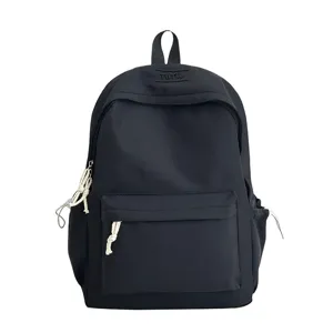 Vue de face d'un sac à dos noir minimaliste avec fermetures éclair en corde et logo