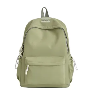 Vue de face du sac à dos décontracté vert menthe avec grande poche avant et détail de poignée