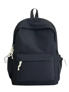 Sac à dos noir décontracté minimaliste de grande capacité avec détails de cordons.