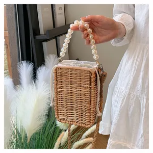 Petit sac en rotin tissé rectangulaire fait main avec poignée en perles et cordon de serrage