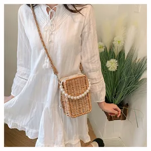 Petit sac bandoulière carré en paille tissée avec une chaîne élégante en perles