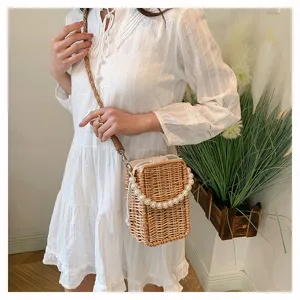 Sac bandoulière en osier tissé à la main avec poignée en perles et sangle en corde