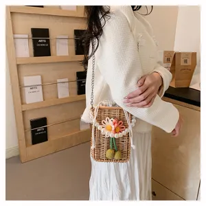 Sac à bandoulière élégant en paille tressée avec décor floral et chaîne perle