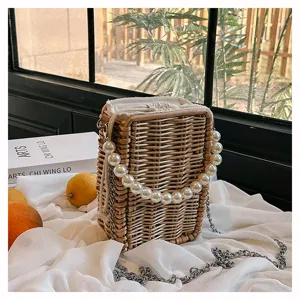 Vue détaillée du sac en osier tissé main avec bandoulière perles