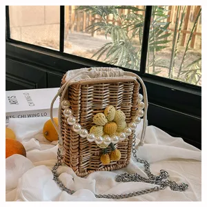 Détail du sac en rotin tressé avec fleur au crochet et anse en perles élégantes pour femme