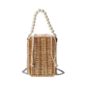 Petit sac bandoulière en rotin tressé avec poignée en perles et chaîne métal