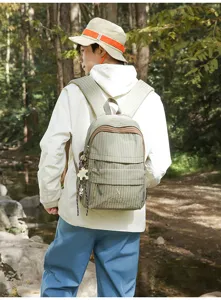 Photo lifestyle en plein air d'un sac à dos à carreaux vert avec broderie Mars Society