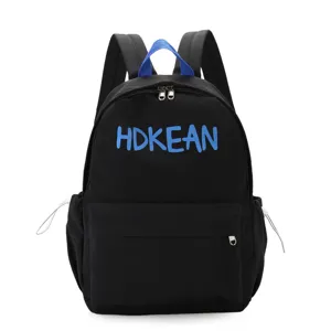Détail frontal du sac à dos d'étudiant noir avec broderie bleue HDKEAN et poignée bleue