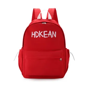 Vue de face du cartable rouge simple avec lettres HDKEAN brodées blanches pour élèves