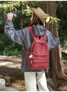 Photo de style de vie en plein air d'un mannequin portant un grand sac à dos rouge