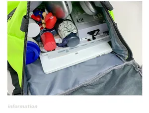 Detailweergave van de binnencompartimenten van een neongroene reistas met grote capaciteit.
