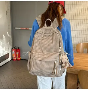 Sac à dos à carreaux marron pour étudiants avec un charmant petit ours en peluche
