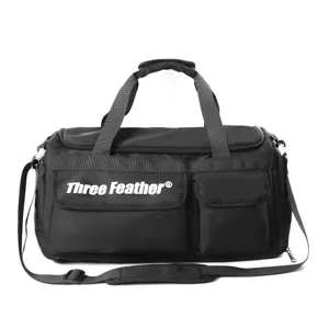 Detailansicht der schwarzen großen Reisetasche mit aufgedrucktem Three Feather-Logo