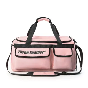 Detailansicht einer großen rosa Reisetasche mit Three Feather Logo und Taschen