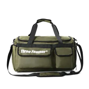 Vorderansicht der großen militärgrünen Outdoor-Reisetasche mit verstellbarem Schultergurt
