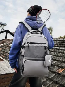 Großer grauer Schulrucksack im College-Stil mit Netztasche und praktischer kleiner Tasche.