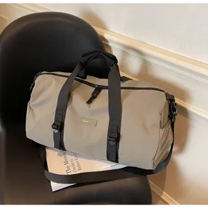 Detailweergave van de minimalistische kaki sporttas met verstelbare zwarte nylon riem
