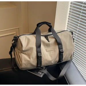 Detailopname beige sporttas met zwarte banden op zwart leer