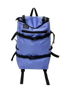 Grote blauwe outdoor wandelrugzak met verstelbare zwarte riemen en stevige gespen