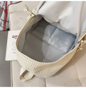 Vue rapprochée de l'intérieur multicouche du sac à dos scolaire frais à motifs à carreaux
